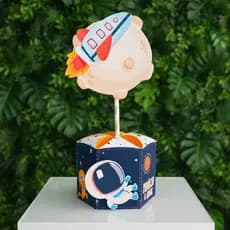 Centro de Mesa Astronauta PEGUE E MONTE FACIL –   Decoração de Festa Espacial Infantil Personalizada