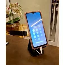 Suporte para Celular com Organizador de Cabo – perfeito para sua mesa de trabalho, criado-mudo, cozinha ou escritório.