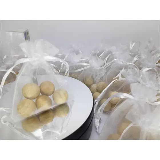 Bola de Cedro Anti Mofo Traça Bolor 90 Bolinhas em Sacos Organza Branco