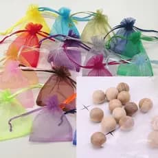 100 Bola De Cedro Anti Mofo Traça Bolor com 20 Saquinhos de Organza Cores Variadas 7x9