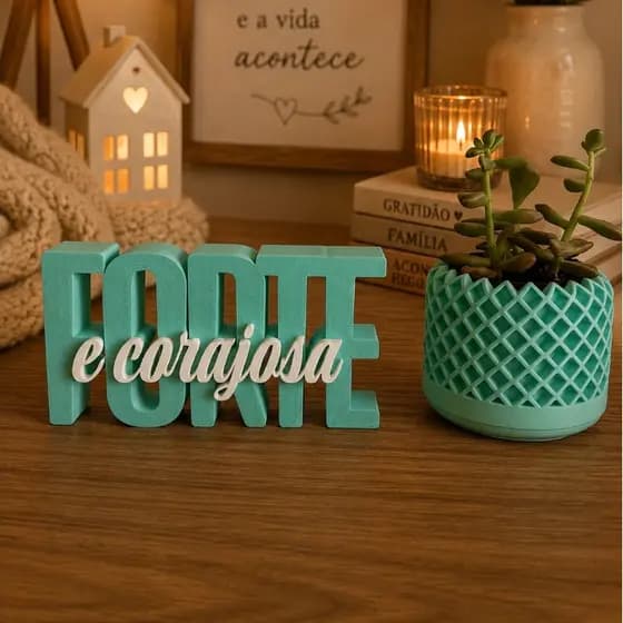 Placa Decorativa Seja Forte e Corajosa 3D + Vaso Geometrico – Decoração Evangélica Moderna para Sala e Quarto Presente