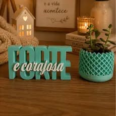 Placa Decorativa Seja Forte e Corajosa 3D + Vaso Geometrico – Decoração Evangélica Moderna para Sala e Quarto Presente