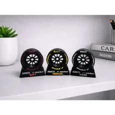 KIT Mini Pneus F1 2026 + Logo Decorativo F1 | Decoração Premium