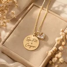 Colar Seja Forte e Corajosa Medalha Feminina com Ponto de Luz Banhado Ouro 18K ou Prata Presente Delicado
