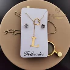 Conjunto Colar  Gravatinha Letra Inicial do Nome + Brincos Cravejados Folheado a Prata 925 e Ouro 18K