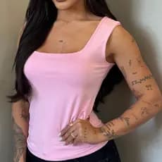 Blusa em poliamida dupla, encorpada, confortável e com zero transparência. O decote quadrado