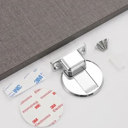Batente prendedor de porta magnético dourado com fixação forte e acabamento brilhante.