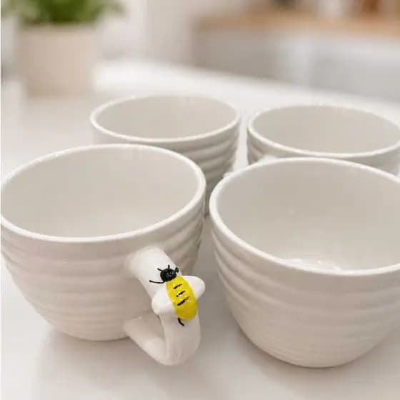 Kit 4 Xícaras 230 ml ou 80ml em Porcelana alça Abelhinha – Design Exclusivoa Premium para Chá e Café