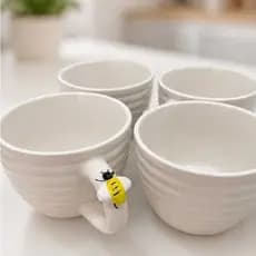Kit 4 Xícaras 230 ml ou 80ml em Porcelana alça Abelhinha – Design Exclusivoa Premium para Chá e Café
