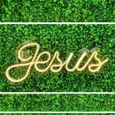 Letreiro JESUS em Acrílico com LED – Largura 50cm x Altura 38cm