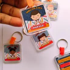 Chaveiro Acrílico  de Menina personalizado com nome  tema volta as aulas- tema aluninhos -mascote-tag de identificação