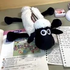 Cartaz de pelúcia dos desenhos animados, saco de caneta Shaun, saco de caneta, saco de papelaria, saco de armazenamento de animais macio e fofo curado