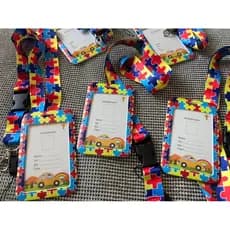 Cracha com cordão de identificação autismo 07x11x51cm em poliester -unid