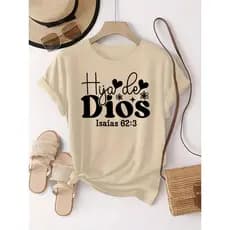 T-shirt rosa estampada com as palavras "Hija De Dios" e padrões decorativos. T-shirt desportiva feminina confortável