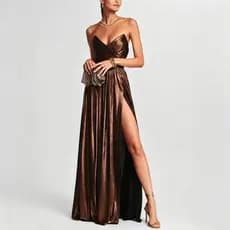 Vestido de Festa Dourado Metálico, Decote Coração, Fenda Lateral, Maxi Dress para Casamento e Evento