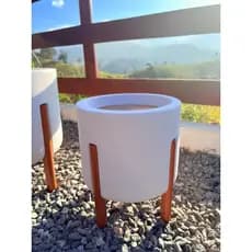 Vaso para Plantas Decorativo Nordico Monaco C/ Pe de Madeira 25x29 P Polietileno Ambiente Interno e Externo.