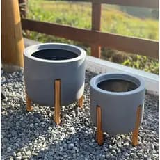 Vaso para Plantas Decorativo Nordico Monaco C/ Pe de Madeira 25x29 P Polietileno Ambiente Interno e Externo.