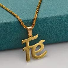 Colar feminino moderno com corrente de ouro, corda baiana e pingente de fé em aço inoxidável