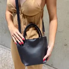 Bolsa Feminina Saquinho Elisa Transversal com Bolso Interno e Alça de Mão Immateriale