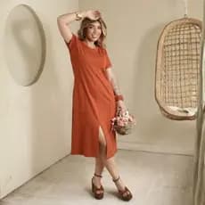 Vestido Feminino Midi Manga Curta Moletinho Casual Chique Com Fenda e Bolsos