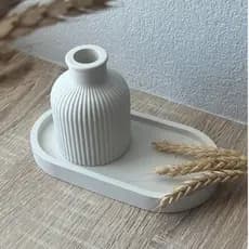Bandeja Decorativa com Vaso Minimalista em Cimento Branco – Decoração Moderna e Elegante