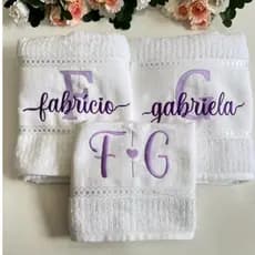 Kit Toalhas Casal Personalizadas – 2 Toalhas de Banho + 1 Toalha de Rosto com Nome Bordado