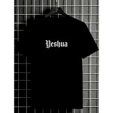 Camisa masculina preta de algodão com gola redonda e manga curta com estampa da letra Yeshua.