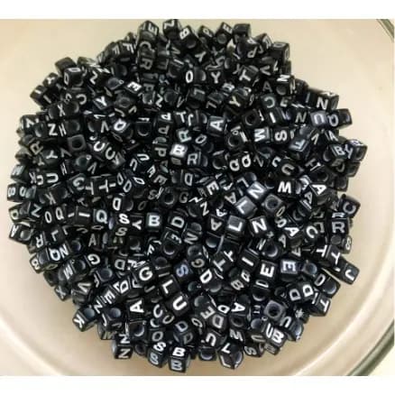 Miçangas quadradas pretas com letras brancas, para chaveiros, bijuterias, enchimento resina epóxi 15g ou 30g
