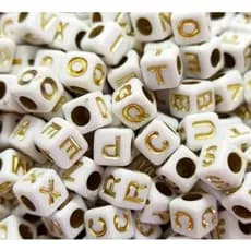 Miçangas quadradas brancas com letrinhas douradas 100 peças (15g) ou 200 peças (30g)