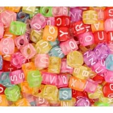Miçangas quadradas coloridas com letrinhas 15g ou 30g