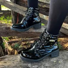 Bota Coturno Feminino Salto Grosso Confortável Cano Curto Em Verniz Moderna Tratorada