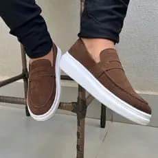 Mocassim Masculino Sola Alta Loafer Costurado Derby em Camurça Premium