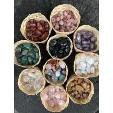 Mini Cesto Pedrinhas Roladas (2cm): Ametista, Quartzo Rosa - Verde - Leitoso, Jaspe Vermelho - Amarelo, Cristal, Ônix,