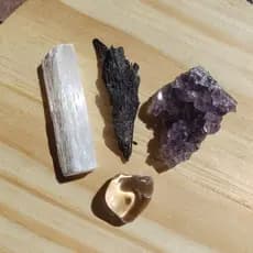 Kit Transmutação Energética: Drusa Ametista, Cianita Negra ou Vassoura de Bruxa, Selenita e Cristal Rolado