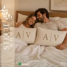 ALMOFADA DECORATIVA COM INICIAL DE CASAL COM CORAÇÃO PERSONALIZADA COM BORDADO PREMIUM