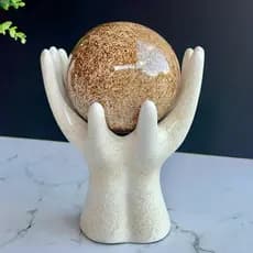 Escultura Mão Com Esfera em Cerâmica Decoração Boho Mármore Enfeite de Sala Casa