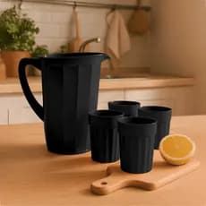 Kit 1 Jarra 1,7L + 4 Copos Coloridos 350ml Plástico Resistente