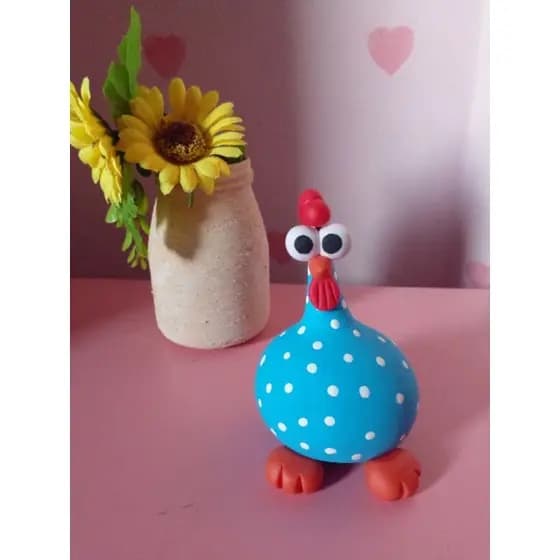 Galinha de cabaça e biscuit feito a mão.
