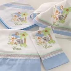 Kit Maternidade 4 Peças Bordado Personalizado 1 Toalha Banho 1 Fralda Passeio 2 fraldas de Boca