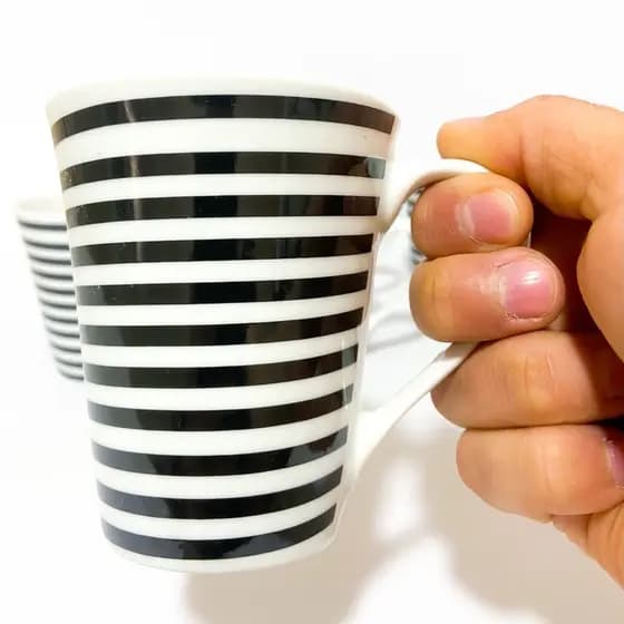 caneca de porcelana branca com listras pretas 240 ml café com leite chá