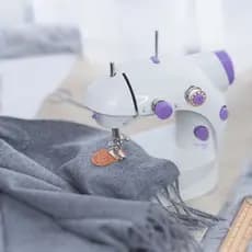 Maquina Costura Portátil Elétrica com Pedaleira e Luz / Acompanha Mesa