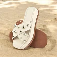 Sandália Feminina Papete com Tiras Cruzadas e Enfeite Esferas Metalicas Tamanco Flatform Feminino Chinelo Flat Feminino