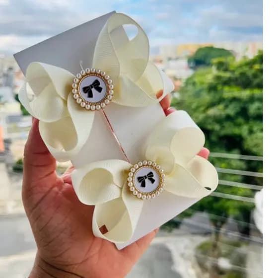 Par de Laço Infantil Boutique Off-White Luxo com Pérolas | Par de Laços Elegantes para Festa, Batizado e Fotos