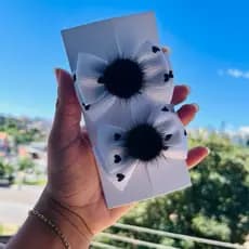 Par de Laço Infantil Branco com Pompom Preto – Delicado e Estiloso | Par de Laços