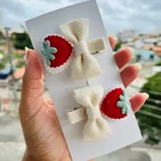 Laço Infantil com Moranguinho 🍓 Presilha Antiderrapante