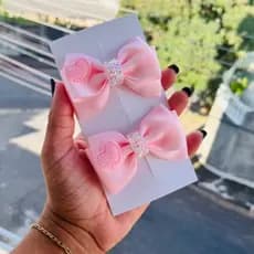 Laço Infantil Rosa com Strass e Aplique de Coração – Par Delicado e Elegante