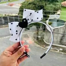 Tiara Infantil Laço Branco com Corações Pretos e Detalhe de Coração Luxo 🖤