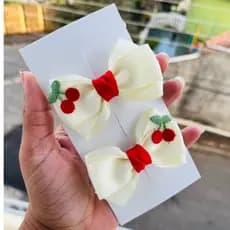 🎀 Par de Laços Infantil Creme com Cerejinhas Bordadas | Presilha para Cabelo Menina