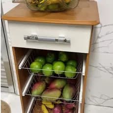 Fruteira De Chão Suporte Bebedouro Galão de Água C/ Gaveta 3 Cestos Rodinhas