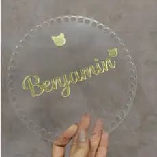 BASE ACRÍLICO REDONDA COM NOME PERSONALIZADO PARA PORTA MATERNIDADE EM CROCHÊ.